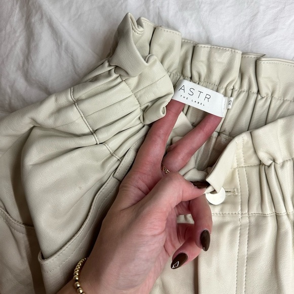 ASTR the Label Petunia Faux Leather Cream Shorts Size XS - Picture 4 of 5